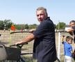 PSD plus PNL sperie găinile » Primarii de la sate își fac câte două, trei echipe pentru distracția lor și a votanților încântați că sparg semințe la teren