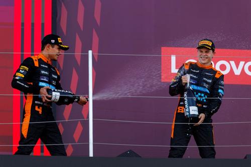 Lando Norris îl stropește pe Oscar Piastri cu șampanie Foto Imago