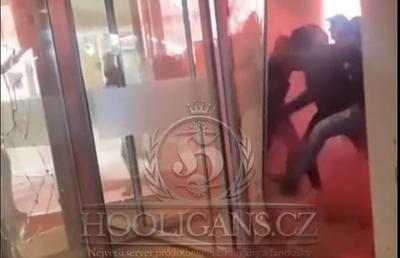Derby-ul Ajax - Feyenoord, oprit de ultrași în minutul 55! » Incidentele au escaladat: haos la porțile stadionului