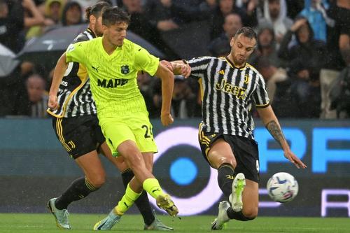 Nici doi jucători juventini nu l-au putut opri în această fază pe Boloca // FOTO Imago