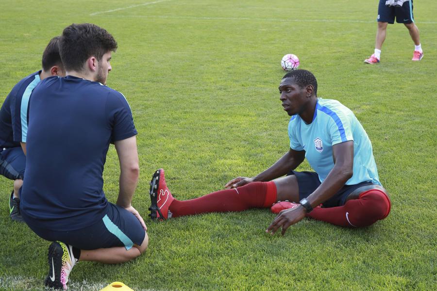 Mendy, la un antrenament în China pentru Shijiazhuang Ever Bright / Foto: Imago Unul dintre protagoniștii ultimului titlu al lui Dinamo este căsătorit cu o româncă, are o afacere în Dubai și îi este veșnic recunoscător lui Mircea Rednic: „Fotbalul mi-a schimbat viața”