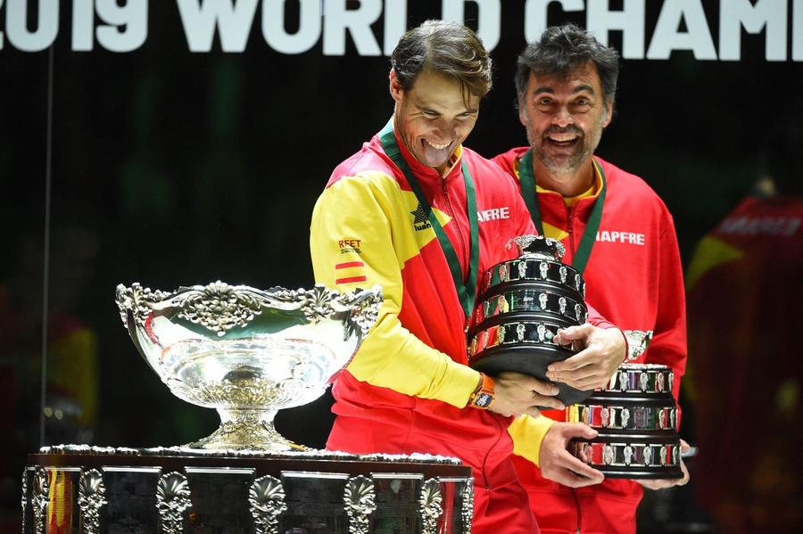 Rafael Nadal, alături de căpitanul nejucător Sergi Bruguera, cu trofeul Cupei Davis cucerit în 2019 Foto: Imago Scrisoarea cea mai personală a lui Rafael Nadal către lume: „Tatăl meu îmi spunea mereu: «Să inventezi este greu. Să copiezi este mult mai ușor». Nu vorbea despre tenis. Era despre viață”