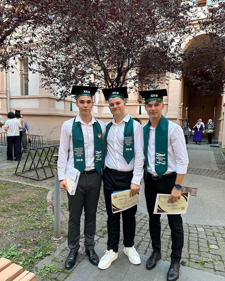 Rareș Pop, în dreapta, alături de colegii de școală, la finalizarea liceului // FOTO: Instagram Noul puști-minune din Superligă vrea să calce pe urmele lui Dennis Man » Detaliul care îl face perfect pentru Rapid