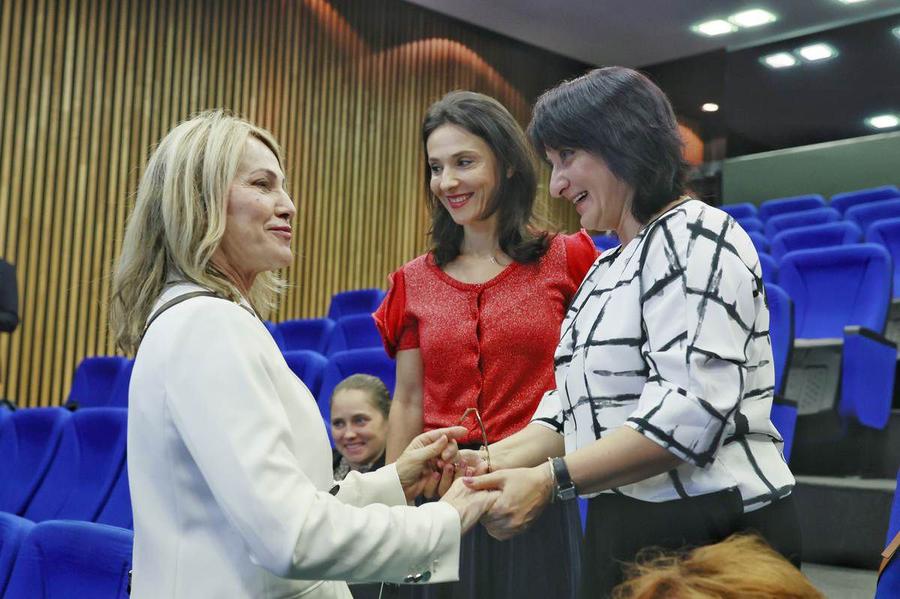 Nadia Comăneci, Gina Gogean și Andreea Răducan sunt trei dintre sportivele care beneficiază de rente viagere Andreea Răducan, intervenție explozivă în scandalul rentelor înghețate: „E lipsă de respect! Nu vrem să batem la uși închise!” » Exemple ferme din vecini: ”Uitați-vă cum e și acolo!”