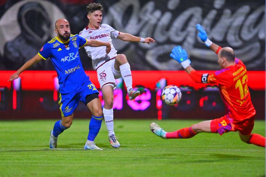 Rareș Pop a reușit o „dublă” în partida Unirea Slobozia - Rapid 1-2 / foto: Eduard Vînătoru Rapid a câștigat Champions League, în finală cu Slobozia