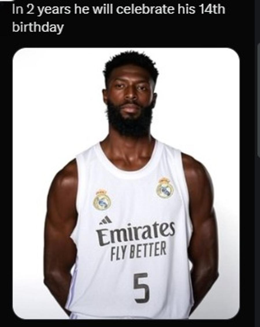 O fotografie editată de ironici - în care aceștia i-au adăugat barbă și au descris postarea: Real Madrid a prezentat un copil-minune de 11 ani, dar înfățișarea lui stârnește controverse: „Are 11 ani… de când a plecat din Mali!”