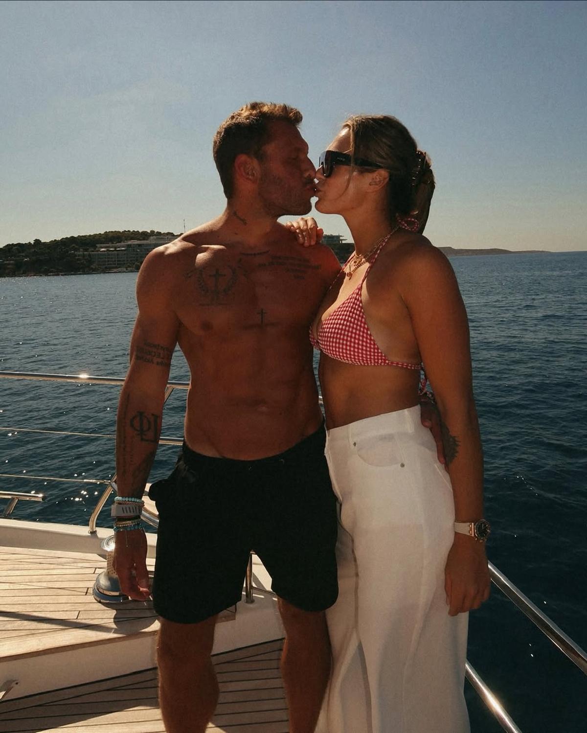 Aryna Sabalenka a pozat pentru Time, pe tocuri și în costum de baie, pe un teren de baschet
