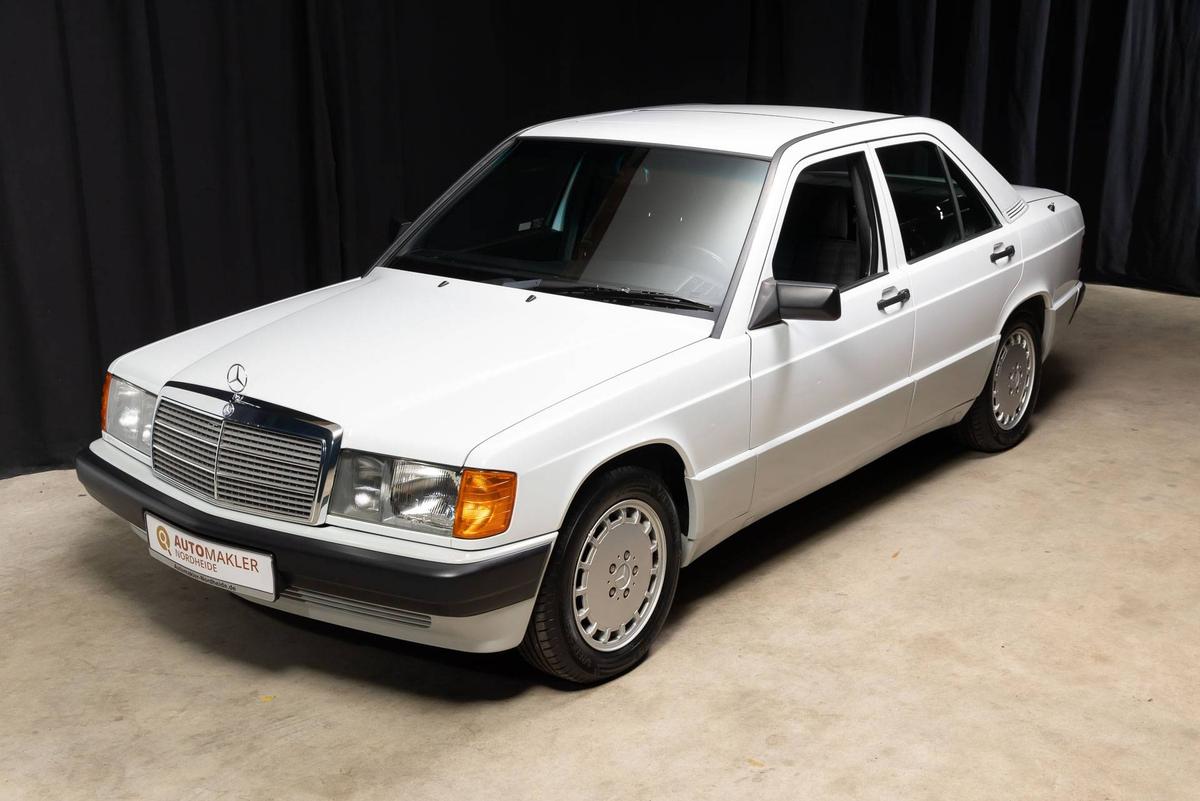 Un legendar Mercedes 190 al lui Ayrton Senna, scos la licitație