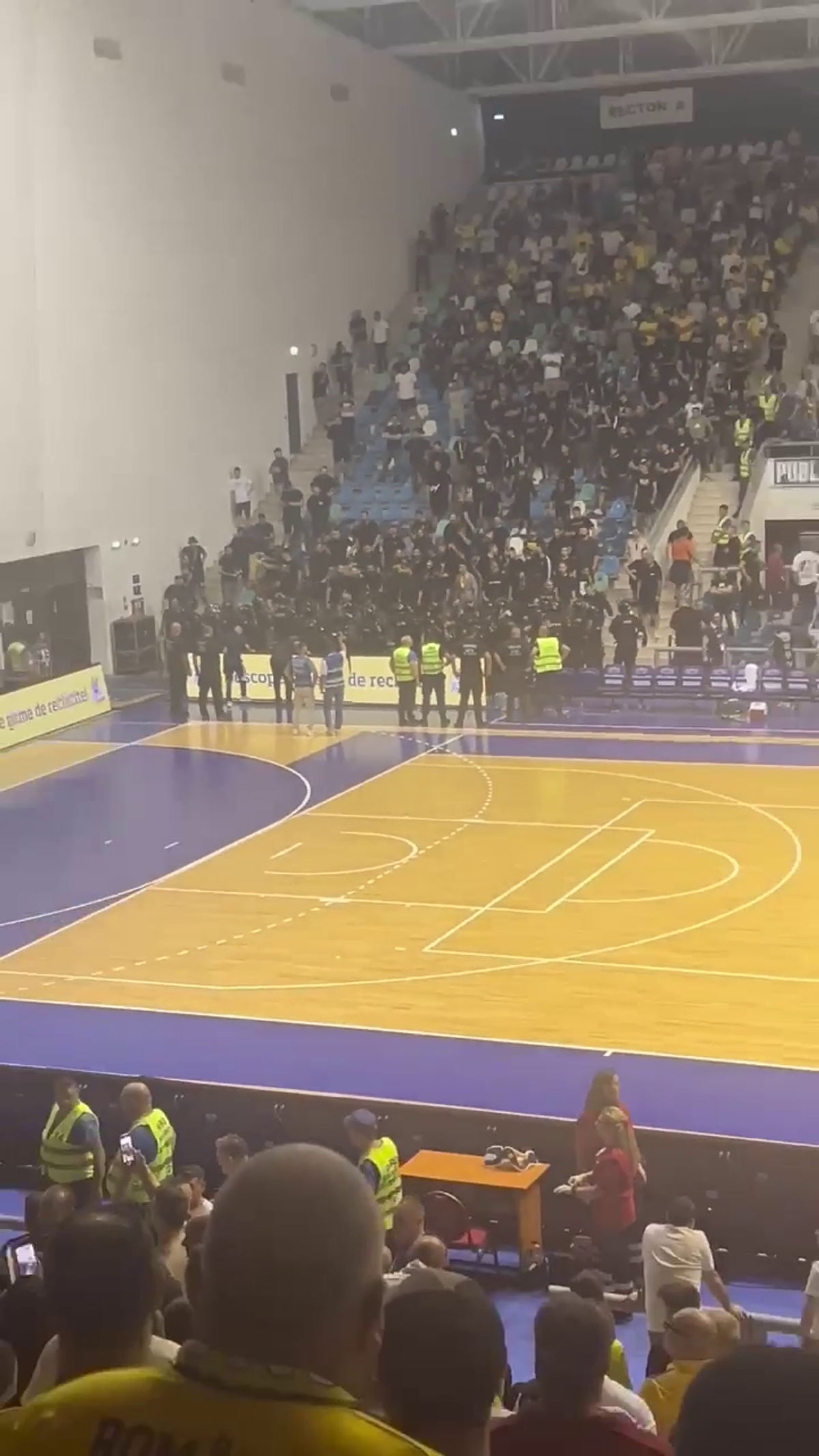 Incidente grave la România - Ungaria! Fanii români au intrat pe parchet și s-au bătut cu jandarmii » Calificarea la CE de futsal a fost decisă în ultimele două minute