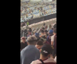 Scene înfiorătoare: bătaie generală în stadion! Suporteri căzuți, sufocați de gazele lacrimogene