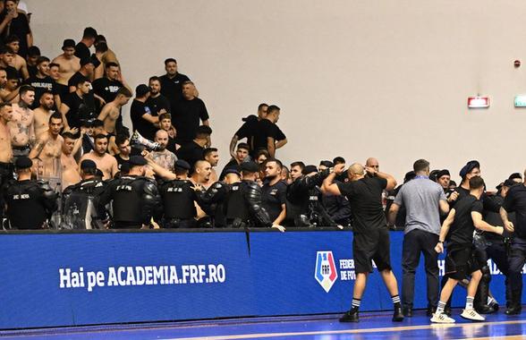 Incidente grave la România - Ungaria! Fanii români au intrat pe parchet și s-au bătut cu jandarmii » Calificarea la CE de futsal a fost decisă în ultimele două minute
