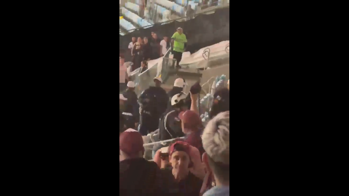Scene înfiorătoare: bătaie generală în stadion! Suporteri căzuți, sufocați de gazele lacrimogene