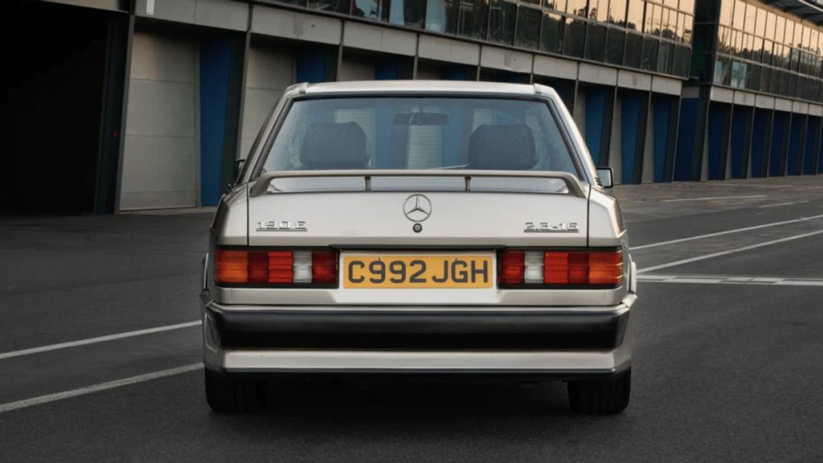 Un legendar Mercedes 190 al lui Ayrton Senna, scos la licitație
