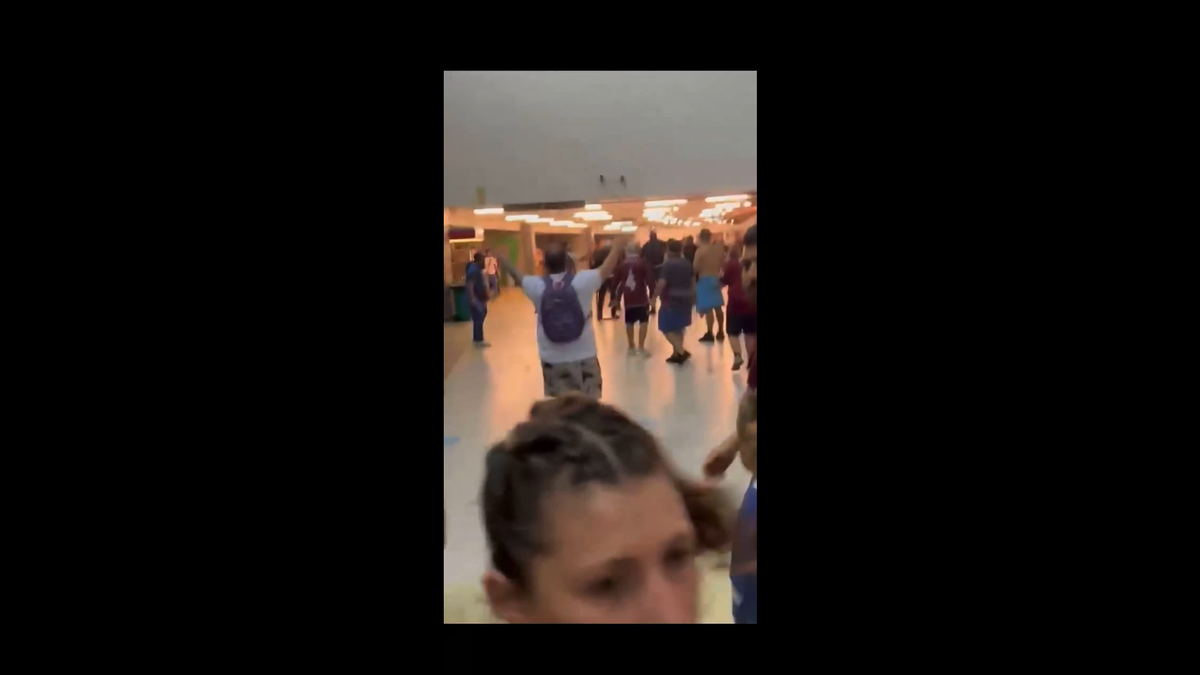 Scene înfiorătoare: bătaie generală în stadion! Suporteri căzuți, sufocați de gazele lacrimogene