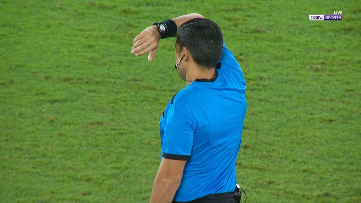 Scene înfiorătoare: bătaie generală în stadion! Suporteri căzuți, sufocați de gazele lacrimogene