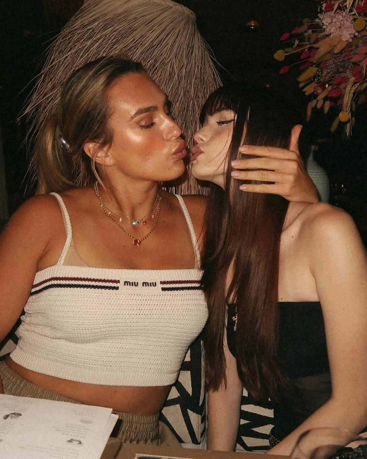 Aryna Sabalenka a pozat pentru Time, pe tocuri și în costum de baie, pe un teren de baschet