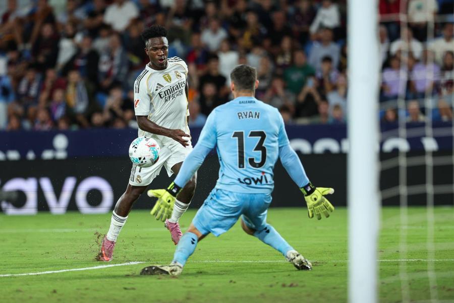 Șutul magic al lui Vinicius Jr. cu care a marcat al treilea gol în acest campionat pentru Real Madrid / Foto: Imago ReVinicius Jr. la Real Madrid, după golul sezonului marcat cu Levante: „M-a învățat Modric. Mi-e dor de el”