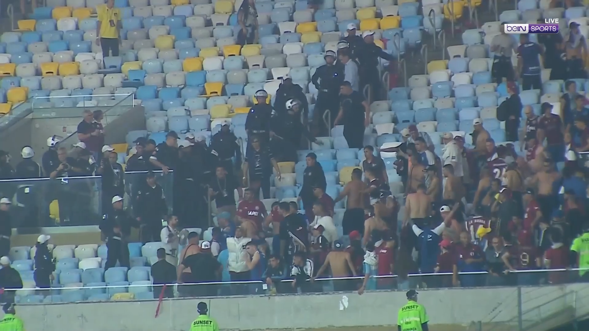 Scene înfiorătoare: bătaie generală în stadion! Suporteri căzuți, sufocați de gazele lacrimogene