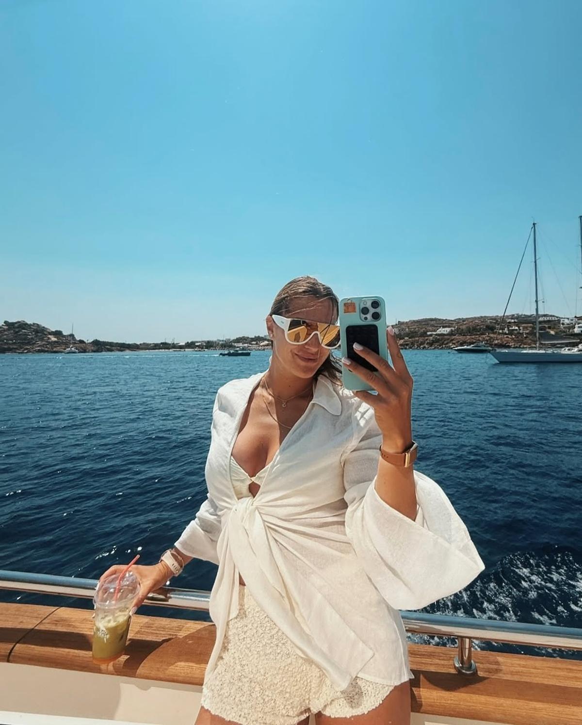 Aryna Sabalenka a pozat pentru Time, pe tocuri și în costum de baie, pe un teren de baschet