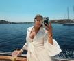 Aryna Sabalenka a pozat pentru Time, pe tocuri și în costum de baie, pe un teren de baschet