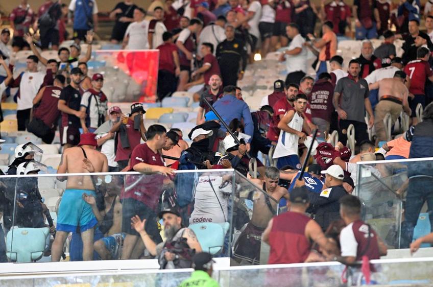 Conflictele dintre suporterii echipei Lanus și poliția braziliană au umbrit complet meciul din Copa Sudamericana împotriva echipei Fluminense, scor 1-1. // foto: X
