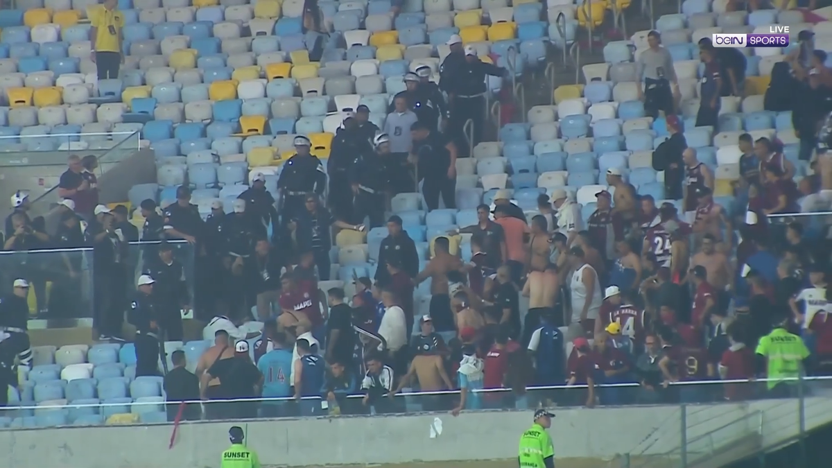 Bătaie între fanii lui Lanus și poliție