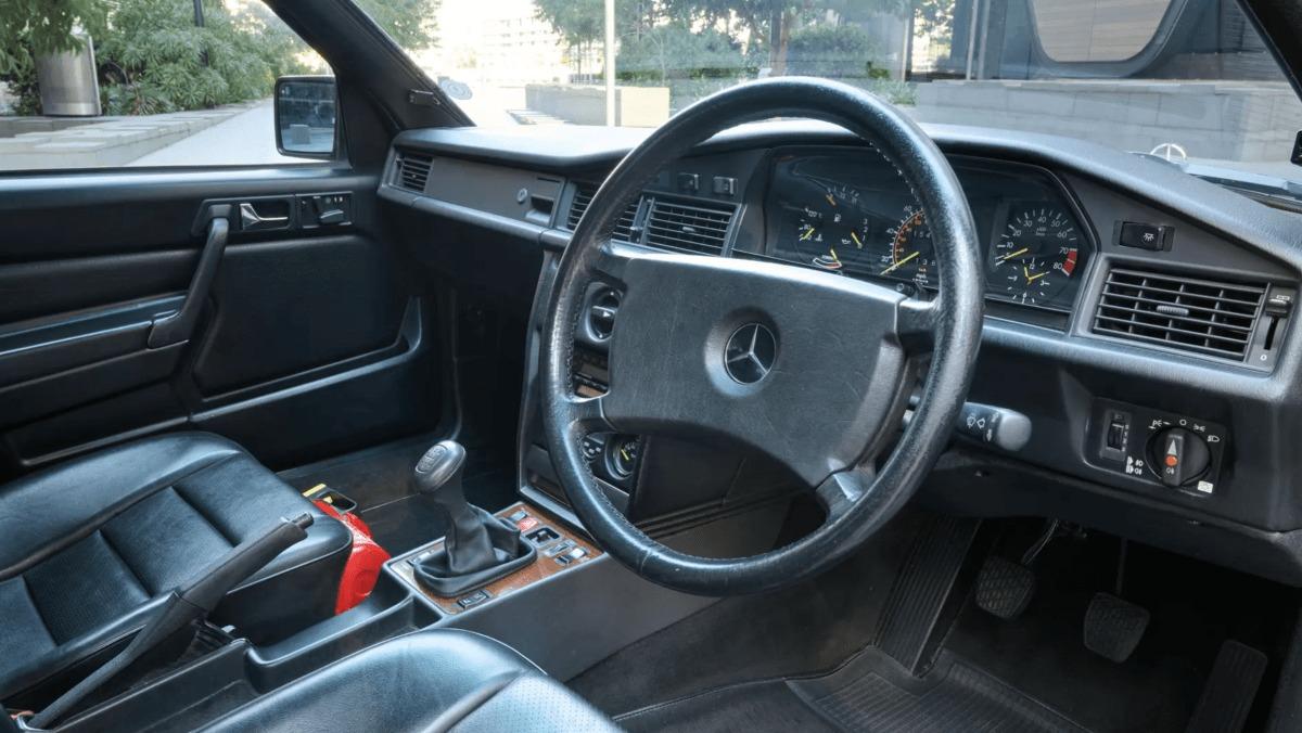 Un legendar Mercedes 190 al lui Ayrton Senna, scos la licitație