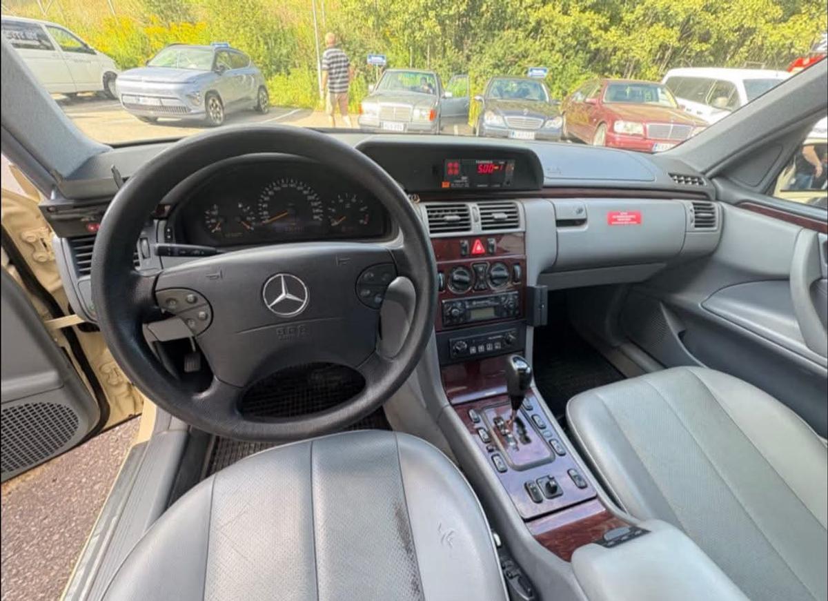 Un legendar Mercedes 190 al lui Ayrton Senna, scos la licitație