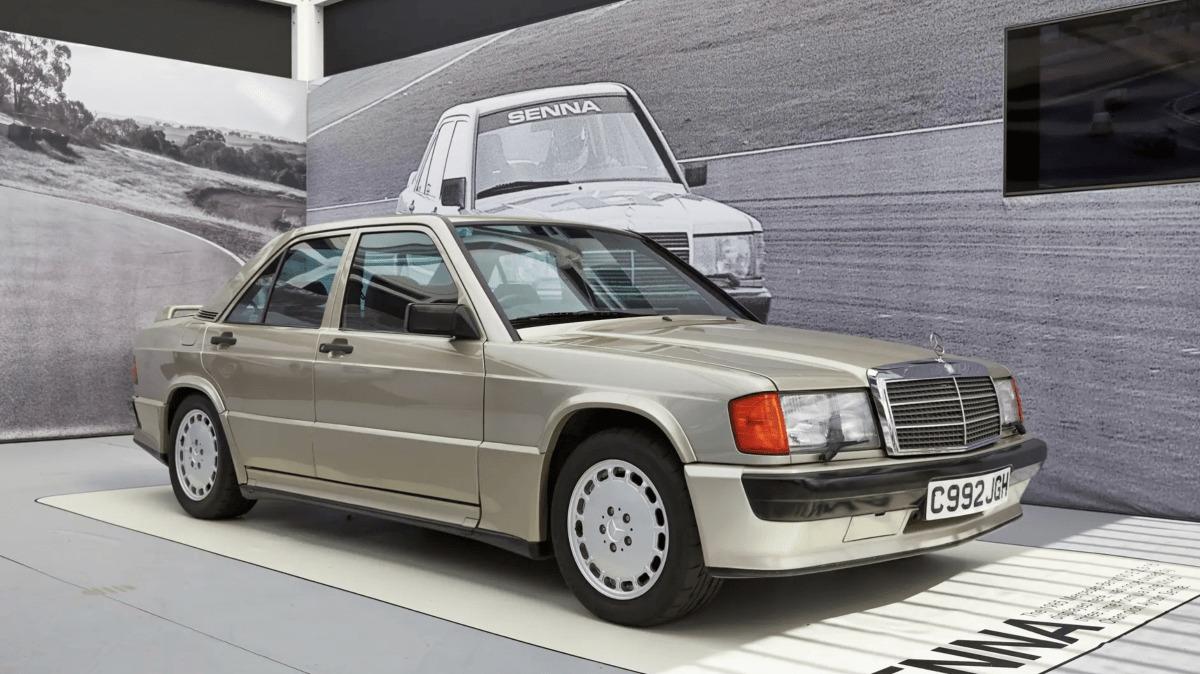 Un legendar Mercedes 190 al lui Ayrton Senna, scos la licitație