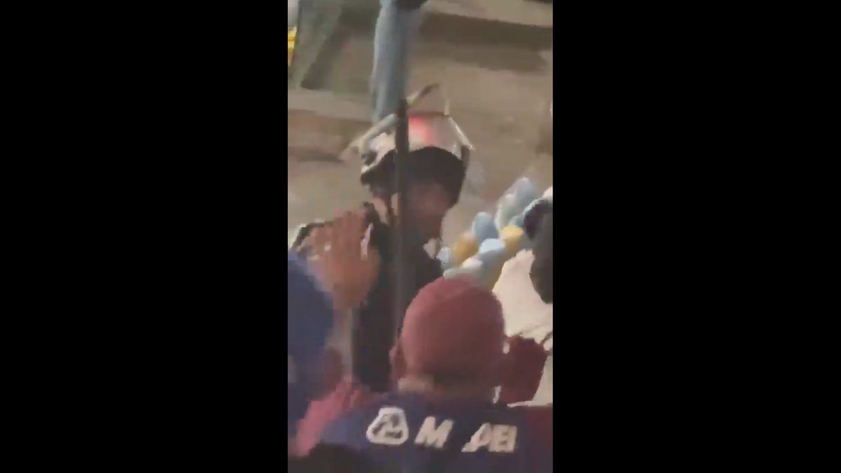 Scene înfiorătoare: bătaie generală în stadion! Suporteri căzuți, sufocați de gazele lacrimogene