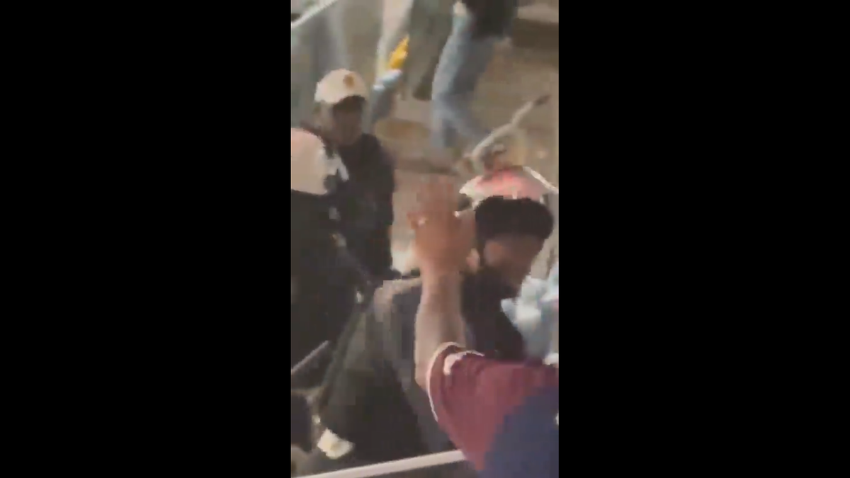 Scene înfiorătoare: bătaie generală în stadion! Suporteri căzuți, sufocați de gazele lacrimogene