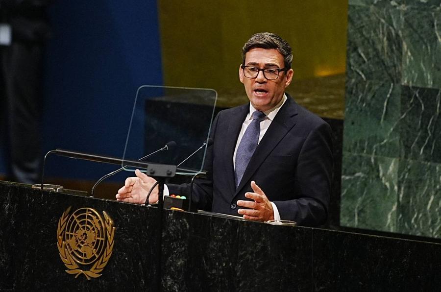 Premierul britanic Andy Burnham la Adunarea Generală a Organizației Națiunilor Unite în cadrul reuniunilor la nivel înalt ale celei de-a 81-a sesiuni de la New York / Foto: Imago Premierul dorește să anuleze o interdicție de pe stadioanele de fotbal: „Discriminare. Nu este corect!”
