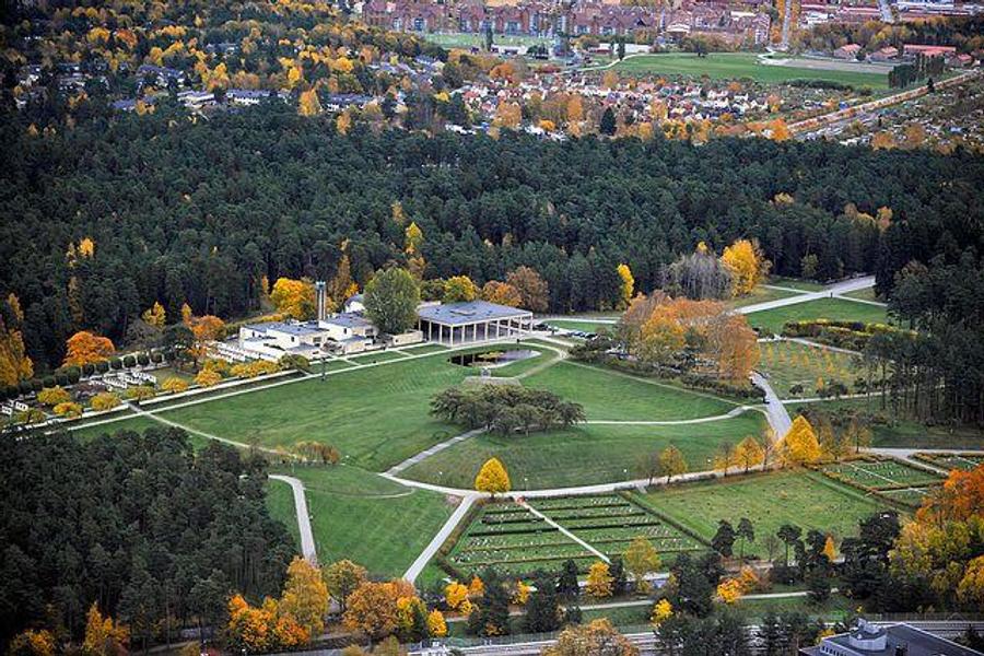 Cimitirul Skogskyrkogrden a fost proiectat între 1915 și 1940 de Gunnar Asplund și Sigurd Lewerentz Poveștile ascunse din Stockholm: trenul fantomă, metrou-galerie de artă, animale sălbatice printre blocuri și cimitir UNESCO