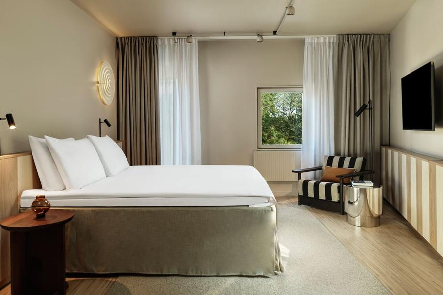 O suită din hotelul „Hagastrand”. Foto: marriott.com „Tricolorii”, la doi pași de reședința prințesei Suediei: hotel de lux transformat dintr-o bază militară, centru spa cu zăpadă și saună cu ritualuri + Cât costă camerele în care stă naționala