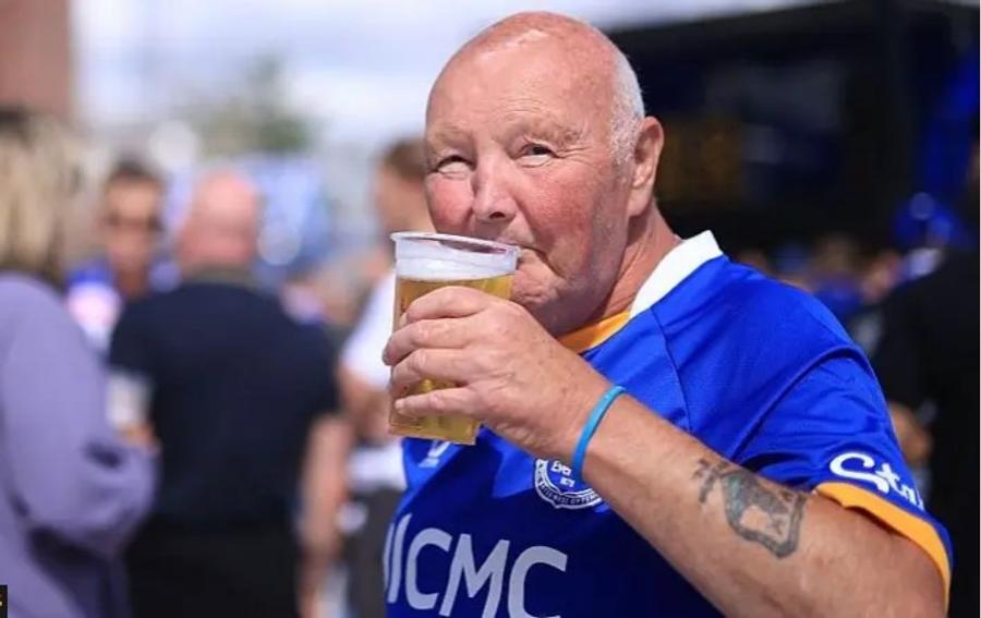 Suporterii au voie să bea bere doar în afara stadioanelor la meciurile din Premier League Premierul dorește să anuleze o interdicție de pe stadioanele de fotbal: „Discriminare. Nu este corect!”