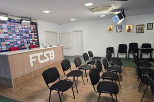 Reghecampf 3.0 » Noul antrenor al lui FCSB a aterizat în România și va fi prezentat oficial astăzi