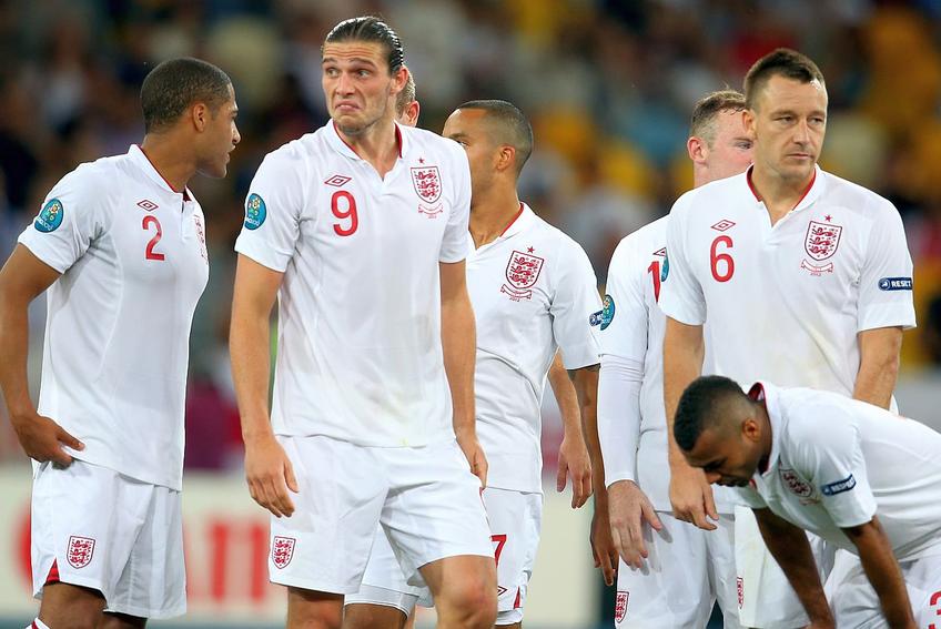 Andy Carroll (numărul 9), alături de Glen Johnson (2), John Terry (6) și Ashley Cole (3)/ Foto: Imago