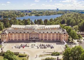 „Tricolorii”, la doi pași de reședința prințesei Suediei: hotel de lux transformat dintr-o bază militară, centru spa cu zăpadă și saună cu ritualuri + Cât costă camerele în care stă naționala