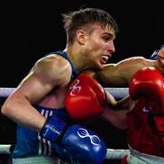 Radoslav Rosenov (roșu) - Andrei Gavae (albastru), optimile de finală ale categoriei 60 kg, Campionatele Europene de Box - Sofia 2026. Foto: Sportal.bg
