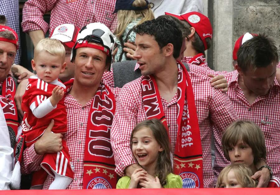 Mark van Bommel și Ruben van Bommel la celebrarea titlului lui Bayern Munchen în 2010 Cum a scris istorie Ruben van Bommel. Assist minunat al colegului lui Dennis Man + Amintiri din Marienplatz 2010