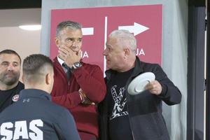 Îl ia la întrebări pe Șumudică, după ce a primit „block”: „Te pupi cu ei dacă te înjură?”