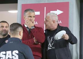 Îl ia la întrebări pe Șumudică, după ce antrenorul i-a dat „block”: „Te pupi cu ei dacă te înjură?”
