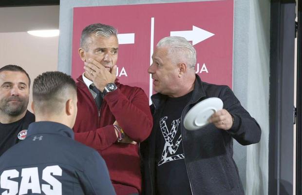 Îl ia la întrebări pe Șumudică, după ce antrenorul i-a dat „block”: „Te pupi cu ei dacă te înjură?”