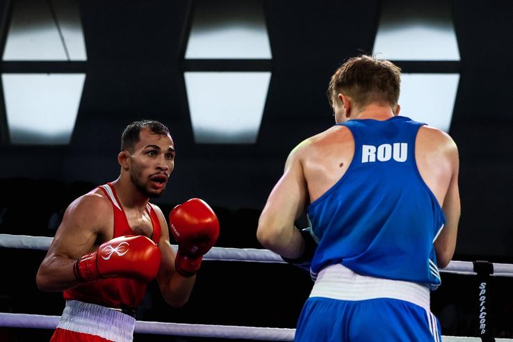 Radoslav Rosenov (roșu) - Andrei Gavae (albastru), optimile de finală ale categoriei 60 kg, Campionatele Europene de Box - Sofia 2026. Foto: Sportal.bg