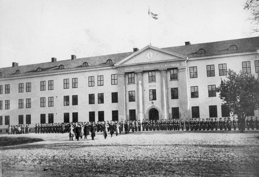 În 1923, regele Gustaf V a vizitat complexul militar care a fost transformat în prezent în hotelul „Hagastrand” „Tricolorii”, la doi pași de reședința prințesei Suediei: hotel de lux transformat dintr-o bază militară, centru spa cu zăpadă și saună cu ritualuri + Cât costă camerele în care stă naționala