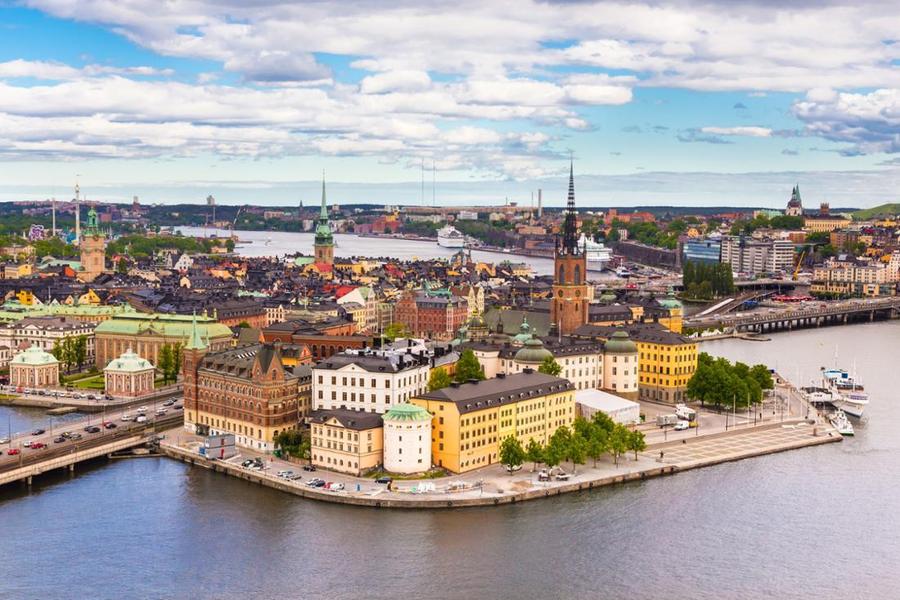 Centrul vechi din Stockhol, Gamla stan, e una dintre atracțiile principale ale capitalei suedeze Poveștile ascunse din Stockholm: trenul fantomă, metrou-galerie de artă, animale sălbatice printre blocuri și cimitir UNESCO