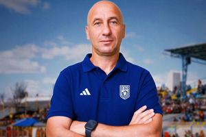 Robert Ilyeș a semnat contractul și a fost prezentat în două limbi