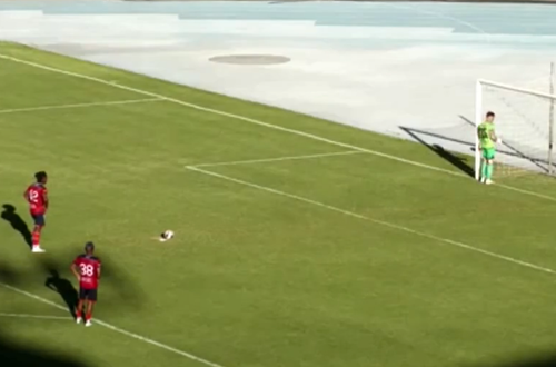 Așa ceva nu s-a mai văzut în fotbal! Portarul a stat cu spatele la penalty-ul din minutul 90+24, arbitrul a fost suspendat // foto: captură X
