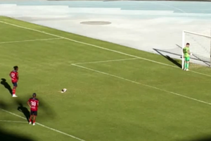 Așa ceva nu s-a mai văzut în fotbal! Portarul a stat cu spatele la penalty-ul din minutul 90+24, arbitrul a fost suspendat