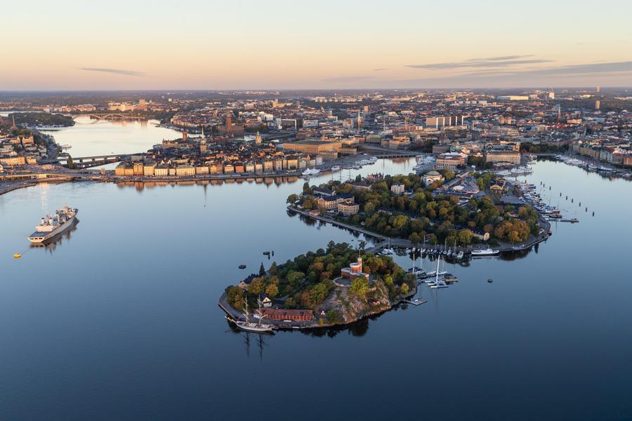 Stockholmul se întinde pe 14 insule, ceea ce-i conferă o aură specială. Foto: visitstockholm.com Poveștile ascunse din Stockholm: trenul fantomă, metrou-galerie de artă, animale sălbatice printre blocuri și cimitir UNESCO